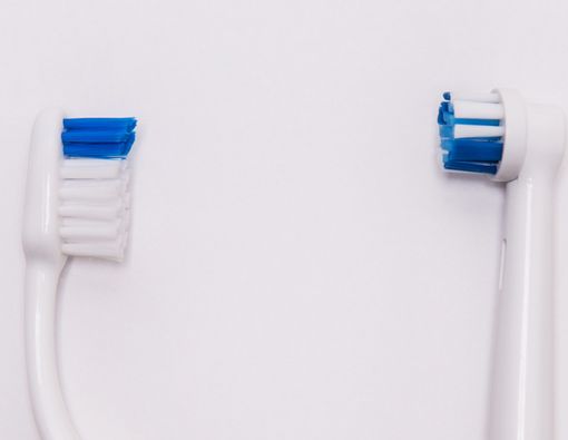 Sikat Gigi Elektrik vs. Sikat Gigi Manual: Mana yang Lebih Efektif?