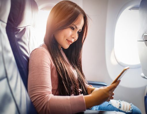 Ini Alasannya Anda Wajib Pakai Tabir Surya saat Naik Pesawat