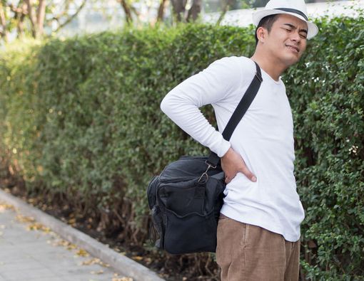 Gendong Tas Terlalu Berat Bikin Nyeri Punggung?