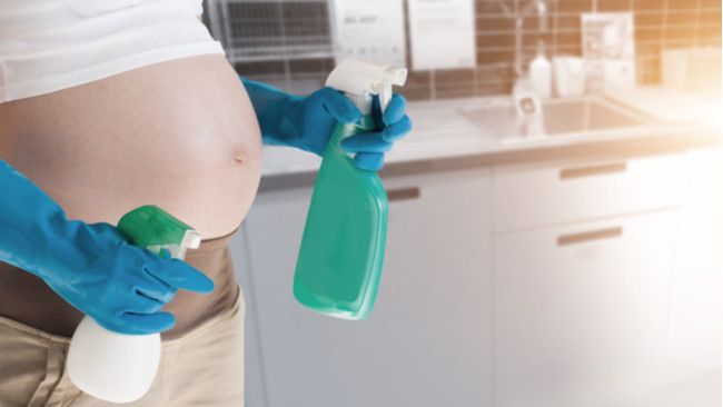 Kiat Aman bagi Ibu Hamil Saat Pakai Produk Pembersih Rumah