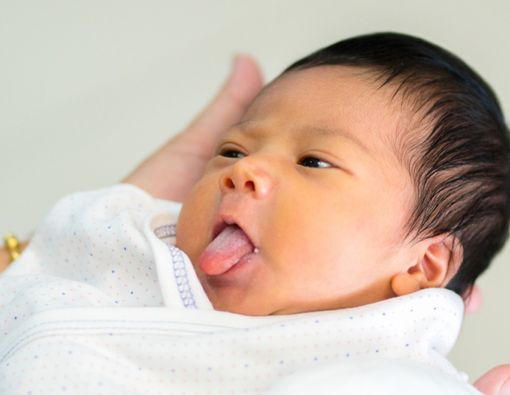 Arti Kesehatan di Balik Kebiasaan Bayi Menjulurkan Lidah