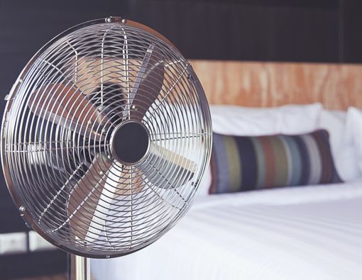 Tidur Pakai Kipas Angin Bikin Rentan Masuk Angin?