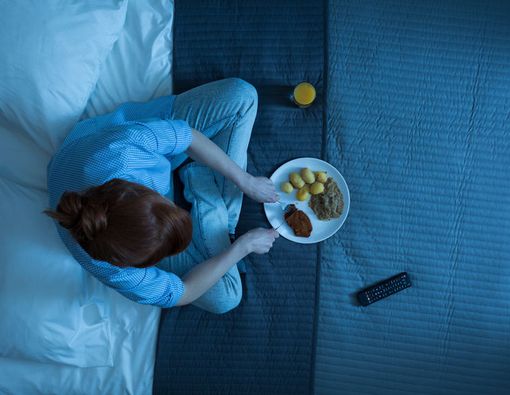 Awas, Sering Makan Sendiri Bisa Ancam Kesehatan Anda