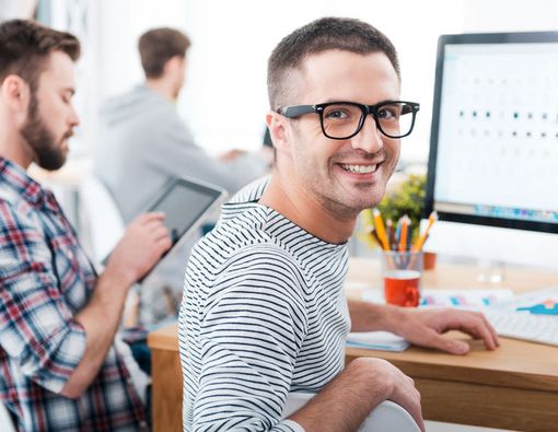 Kiat Semangat Bekerja Meski Gaji Rekan Kerja Lebih Tinggi