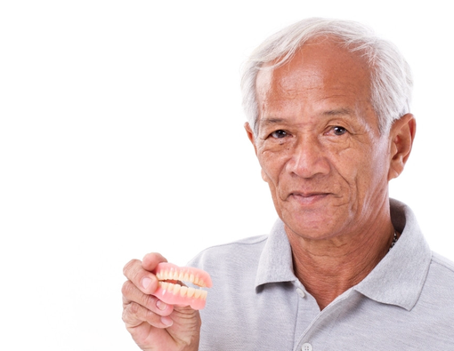 Ramai Penggunaan Gigi Palsu Instan, Apakah Aman?