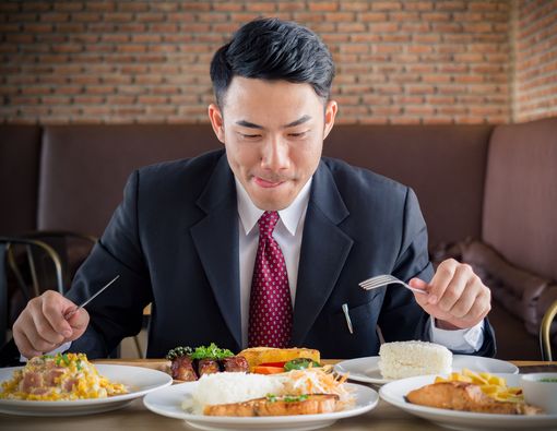 Cara Tepat Atasi Emotional Eating dalam Keluarga