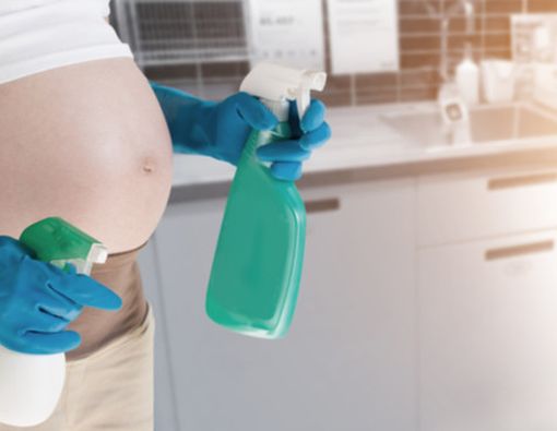 Kiat Aman bagi Ibu Hamil Saat Pakai Produk Pembersih Rumah