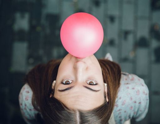 Bahaya Makan Permen Karet bagi Pengguna Kawat Gigi