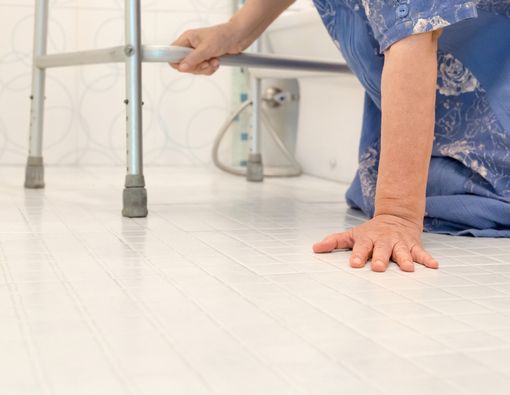 4 Faktor Penyebab Lansia Mudah Jatuh