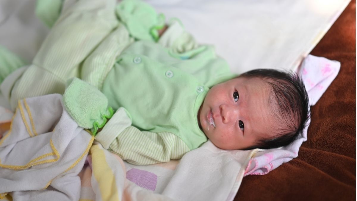 Mengenal Perbedaan Gumoh dan Muntah pada Bayi