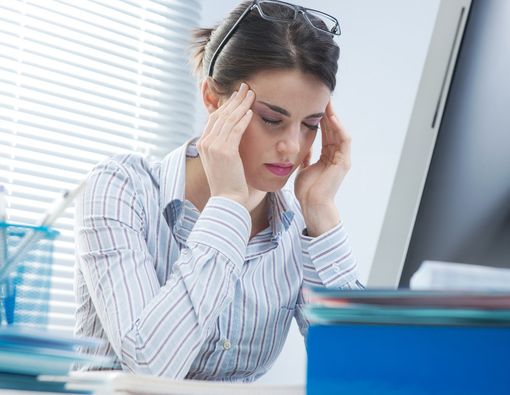Benarkah Sering Lembur Bikin Sakit Kepala?