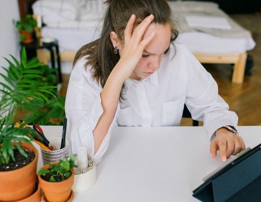 Cara Mengatasi Zoom Fatigue Saat Pandemi COVID-19