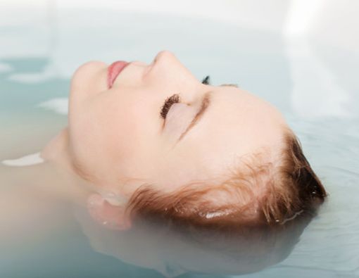 Berendam Air Garam, Cara Redakan Nyeri Sendi Akibat Asam Urat