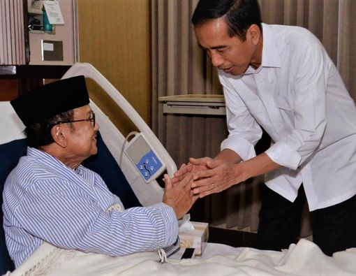 Etika Menjenguk Pasien yang Dirawat Intensif seperti BJ Habibie