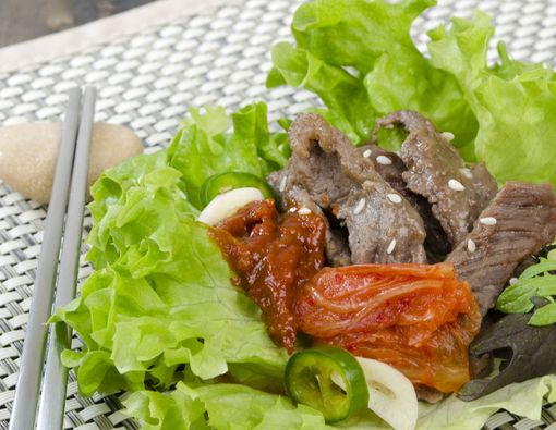 Makan Daging Pakai Daun Selada, Ada Manfaatnya atau Tidak?