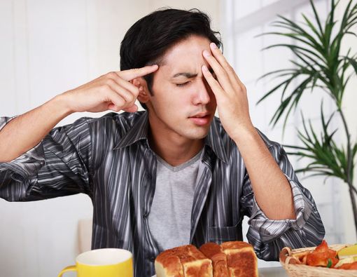 Apa Penyebab Sakit Kepala Setelah Buka Puasa?