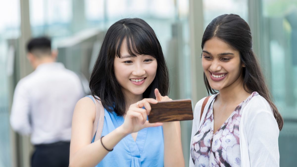 Benarkah Pria Lebih Suka Wanita Feminin?