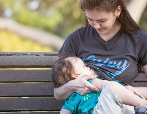 Ibu Menyusui di Tempat Umum, Bayi Rentan Kena Penyakit?