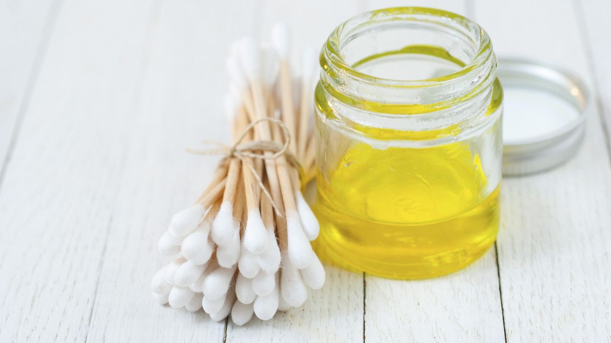 Cara Ampuh Membersihkan Telinga, Pakai Baby Oil