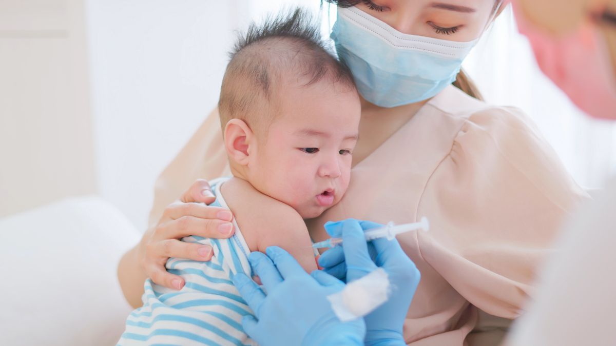 Bekas Imunisasi Anak Terlihat Bengkak dan Biru, Perlukah Khawatir?