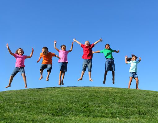 Perlukah Membiarkan Anak Bermain Bertelanjang Kaki?