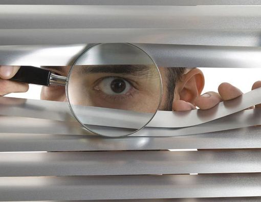 Sering Ngintip Sebabkan Mata Bintitan, Mitos atau Fakta?