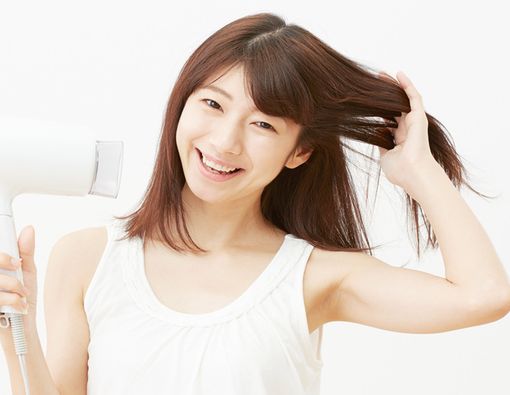 Sering Pakai Hair Dryer? Lakukan Ini Agar Rambut Tetap Sehat