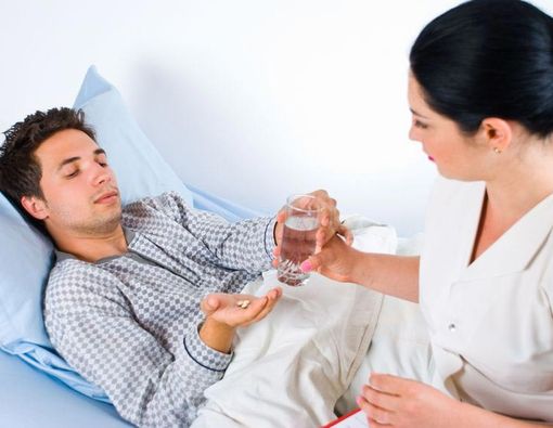 Sederet Bahaya Minum Obat Sambil Tiduran