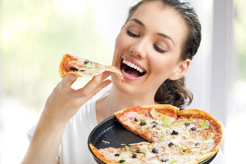 5 Bahaya Kesehatan akibat Makan Terlalu Cepat