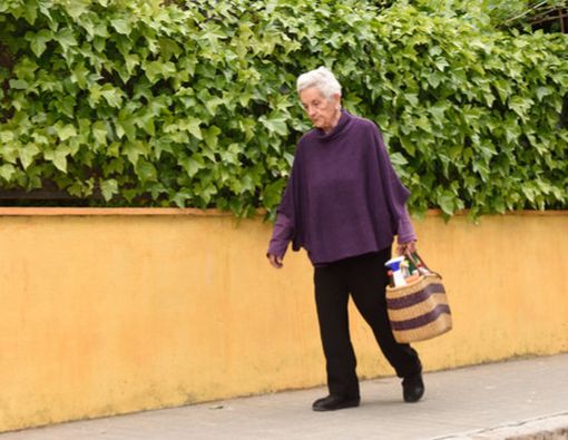 Jalan Kaki Bisa Turunkan Risiko Penyakit Jantung Wanita Lansia