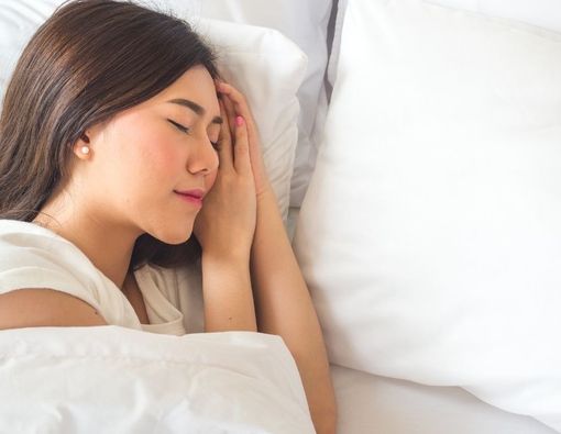 Tidur Miring ke Kiri Berbahaya untuk Kesehatan Jantung?