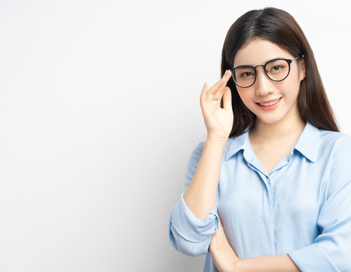 10 Cara Menyembuhkan Mata Minus, dari Alami Hingga Medis