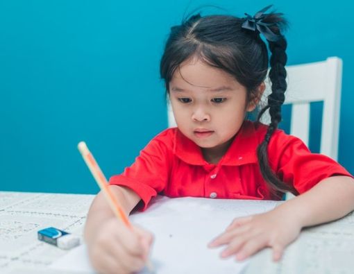 Perlukah Mengajari Anak yang Sekolah Online Menulis dengan Tangan?