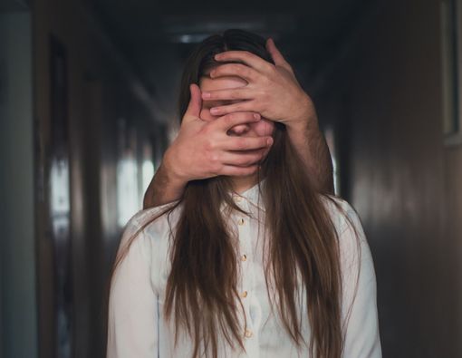 Alami Kekerasan dalam Pacaran, Mengapa Masih Ada yang Bertahan?