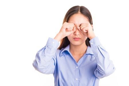 Menggosok Mata dengan Tangan, Amankah?