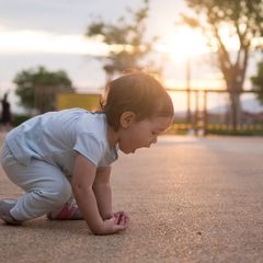 Anak Sering Jatuh Saat Berjalan? Ini Penyebab dan Penanganannya