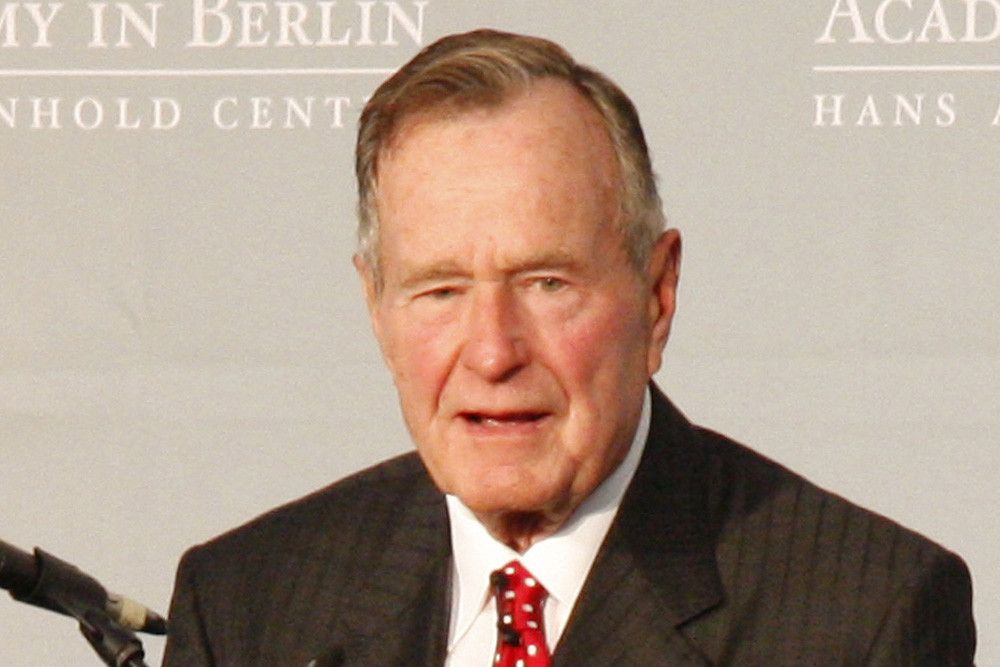 George H. W. Bush Dirawat Akibat Tekanan Darah Rendah