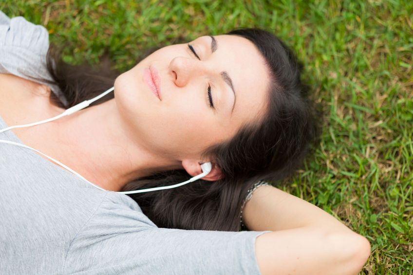 Awas, Menggunakan Earphone Saat Tidur Bisa Bikin Tuli!