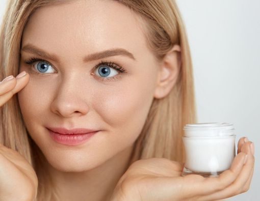 Sudah Pakai Pelembap, Butuh Krim Mata atau Tidak, Ya?