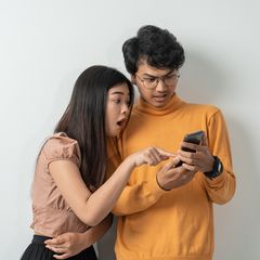 5 Cara Hadapi Dia yang Hobi Follow Akun Cewek Cantik - KlikDokter