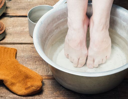 Usir Pegal di Kaki dengan Air Hangat