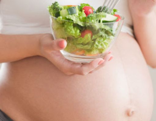 10 Mitos Kehamilan Terkait Makanan