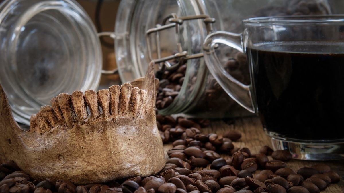 Cara Ampuh Mencegah dan Menghilangkan Noda Kopi di Gigi