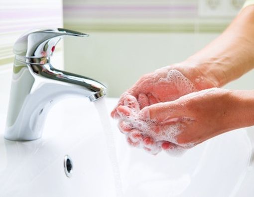 Cuci Tangan dengan Sabun: Tameng Terdepan Kesehatan Anda