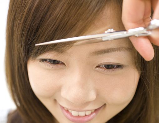 Benarkah COVID-19 Menempel di Rambut dan Haruskah Memotongnya?