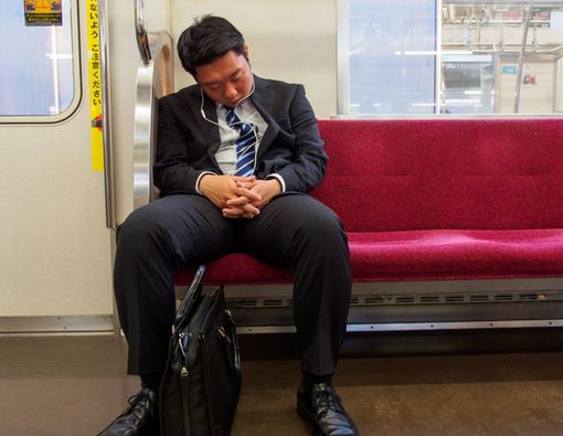 Mengapa Saat Ketiduran di KRL Bisa Langsung Bangun dan Beraktivitas?