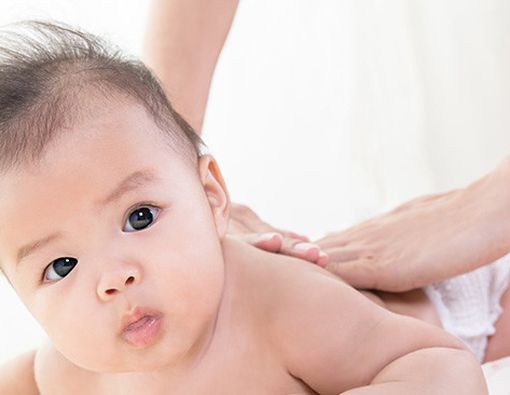 Jalin Bonding dengan Bayi Baru Lahir Lewat Pijatan