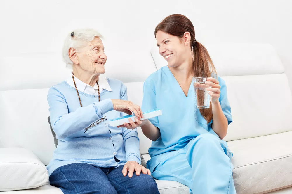 5 Cara Meyakinkan Orang Tua untuk Pakai Popok Dewasa