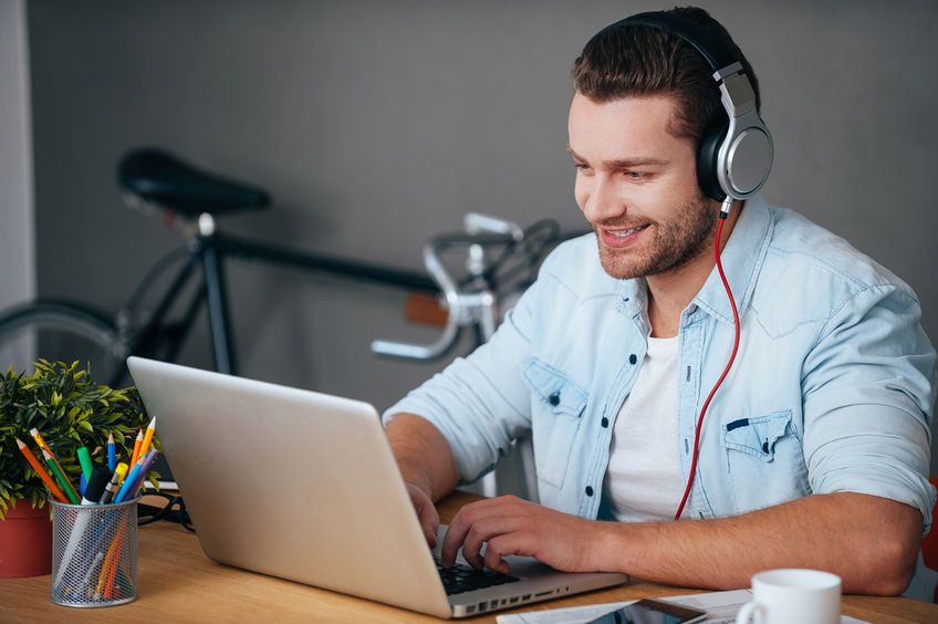 Manfaat Bekerja Sambil Mendengarkan Musik