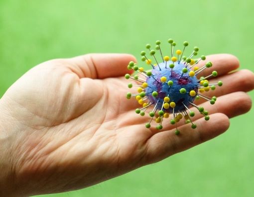 Studi: Omicron Bertahan Lebih Lama di Plastik dan Kulit